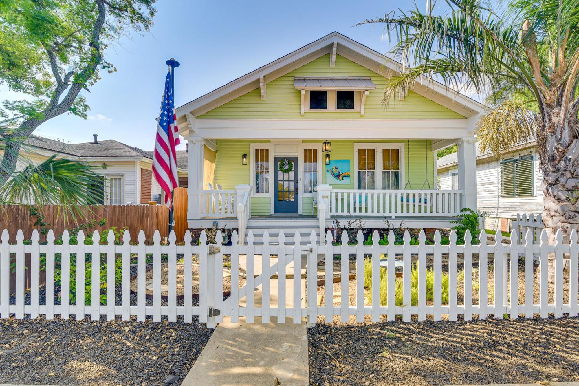 Walk To Galveston Beach Texas Home With Fenced Yard 外观 照片