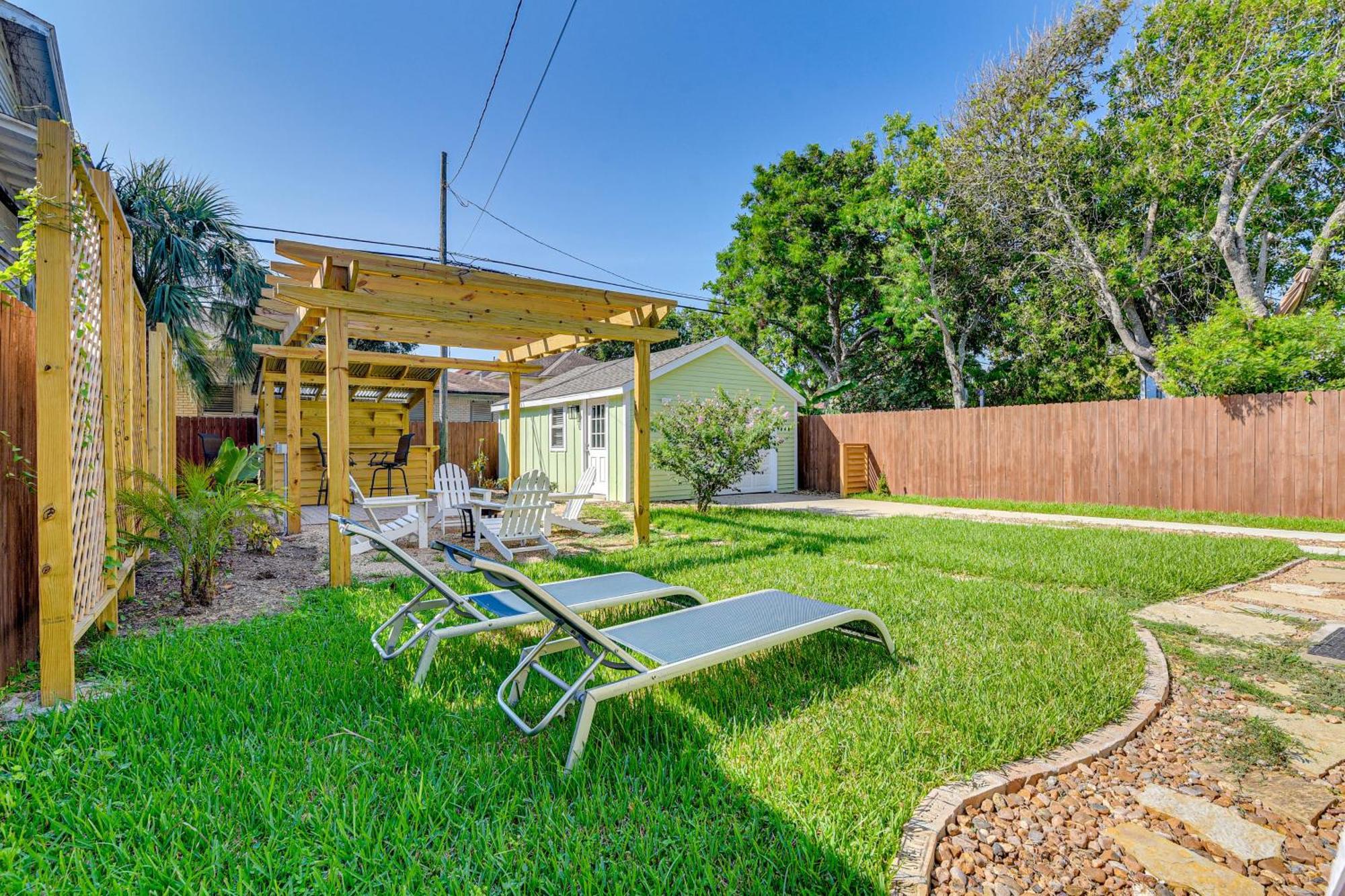 Walk To Galveston Beach Texas Home With Fenced Yard 外观 照片